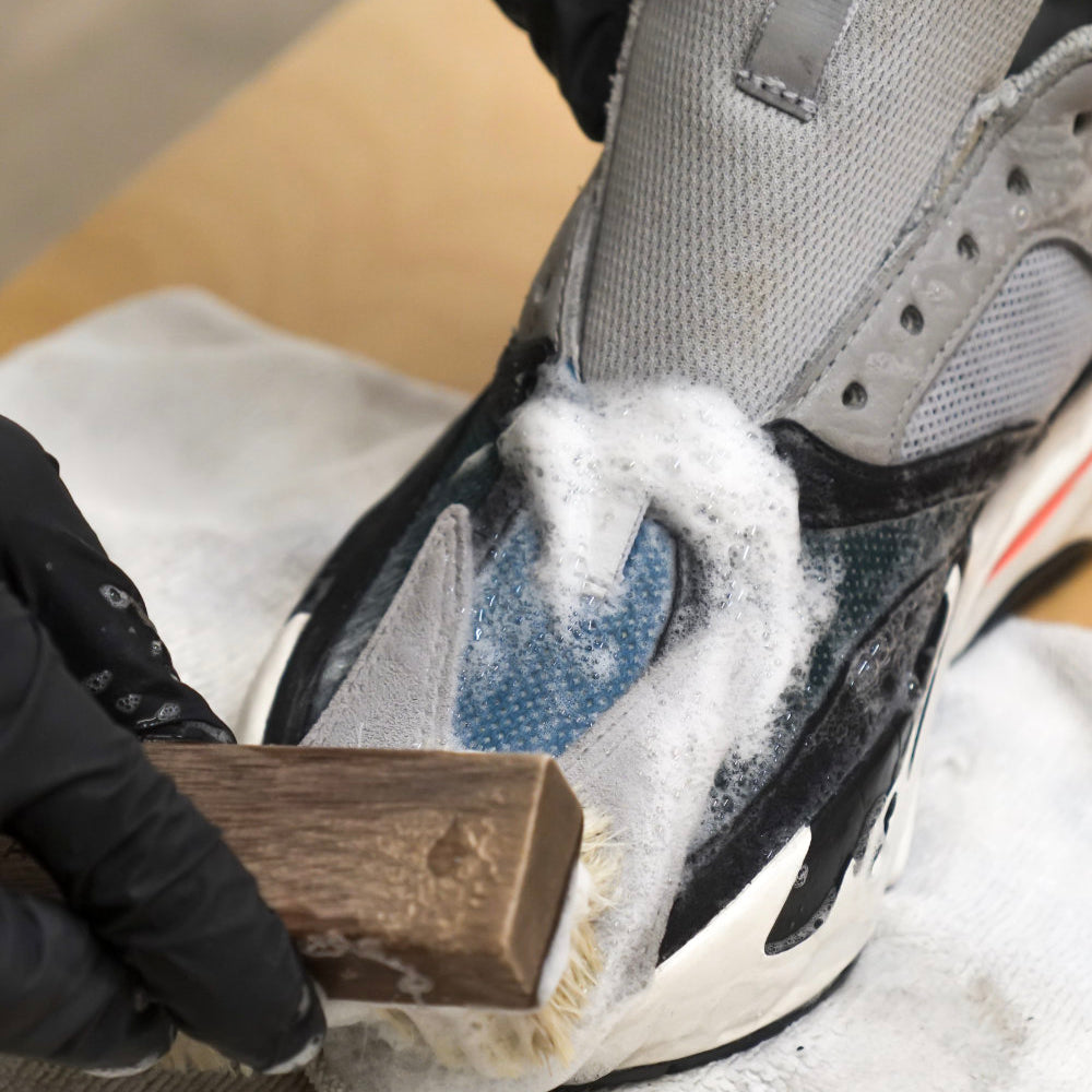 Tennarien puhdistus ja suojaus